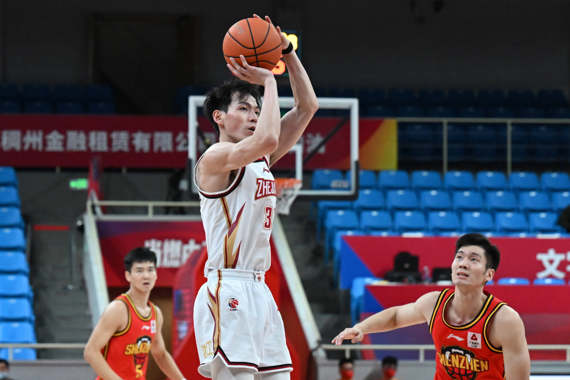 今晚法甲焦点战！热刺迎战新疆男篮，血战或上演(血战谅山完整电影1979)